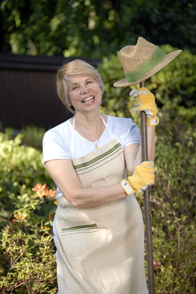 Jardinería de mujer adulta mediana . —  Fotos de Stock