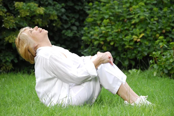 Senior utomhus kvinna stretching och utöva. — Stockfoto