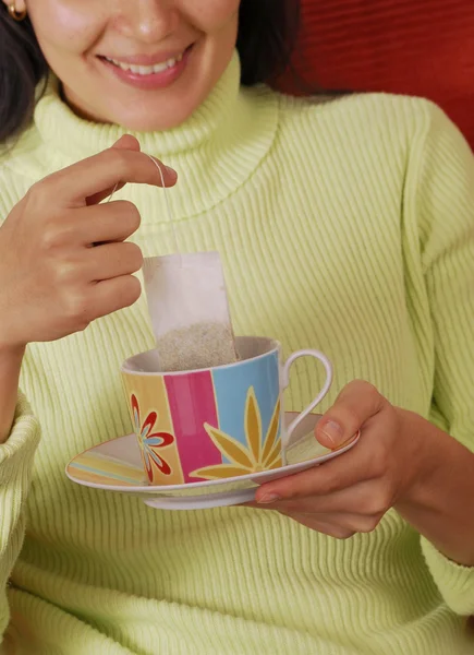 Gelukkig jonge vrouw drinken tea. — Stockfoto