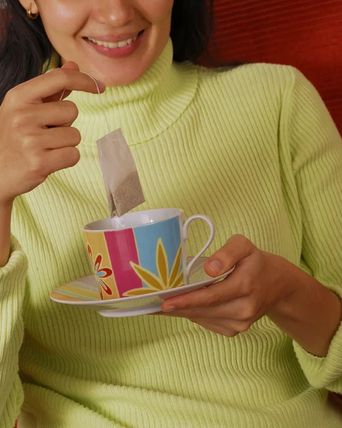 Gelukkig jonge vrouw drinken tea. — Stockfoto