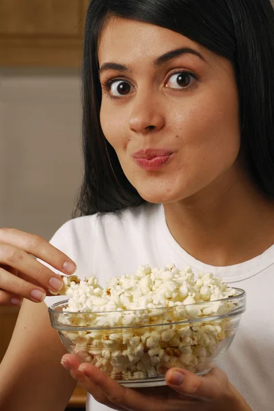 Jovem mulher comendo milho pop . — Fotografia de Stock