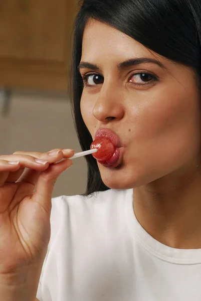 Young woman eating lollipop. — Stock Photo, Image