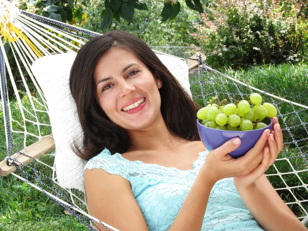 Retrato de mulher com uva — Fotografia de Stock