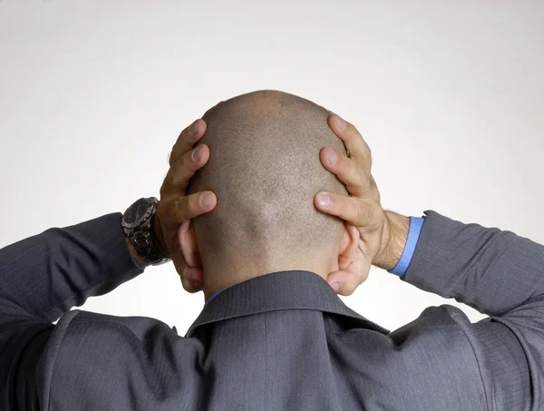 Visão traseira de homem careca estressado, segurando a cabeça — Fotografia de Stock