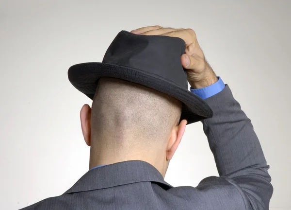 Visão traseira de um homem careca usando um estilo chapéu de cavalheiro . — Fotografia de Stock