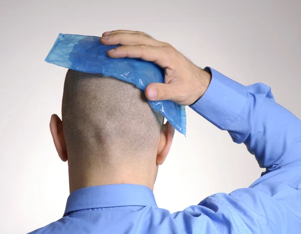 氷の袋を保持している彼の head.headache の男に、icepack 保持している男から背面ビュー. — ストック写真