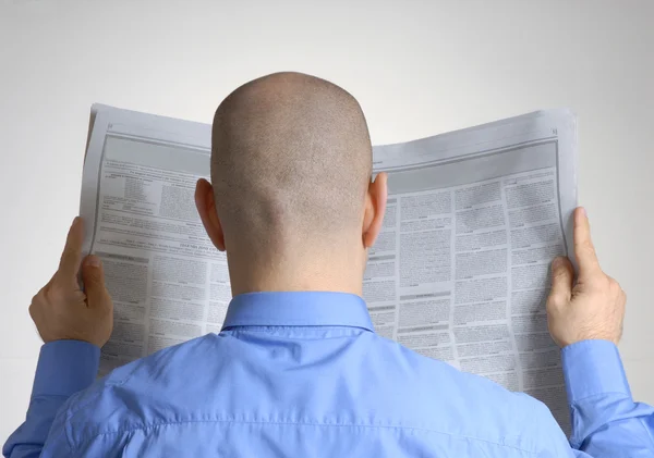 Empresário otimista segurando um jornal — Fotografia de Stock