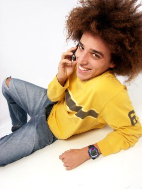 bir cep telefonu kullanarak afro tarzı genç adam