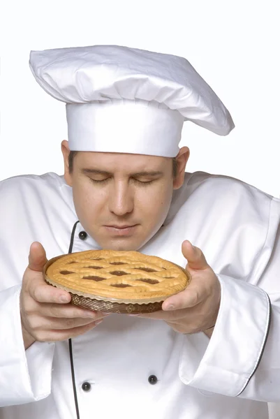 Шеф-повар держит большой шоколадный пирог, повар держит шоколадный пирог — стоковое фото