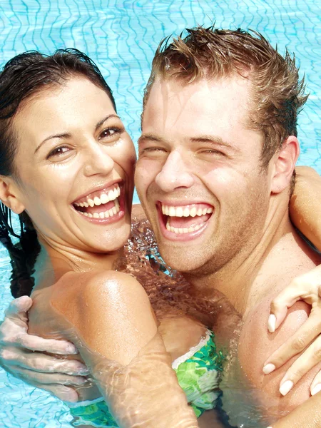 Spansktalande ungt par njuter i en pool. — Stockfoto
