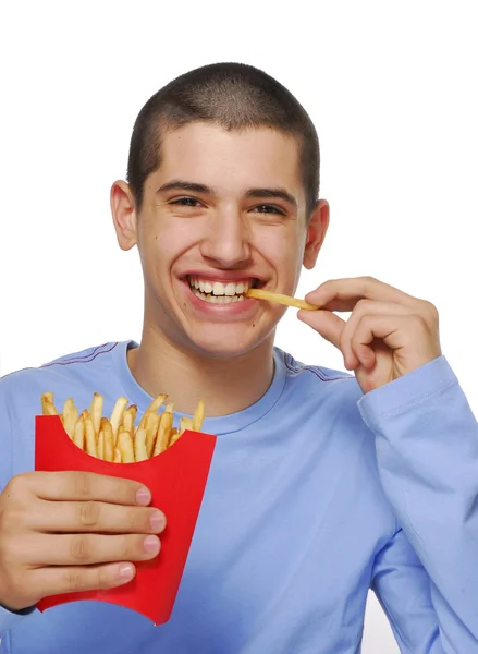 Jeune garçon mangeant frites et ketchup . — Photo