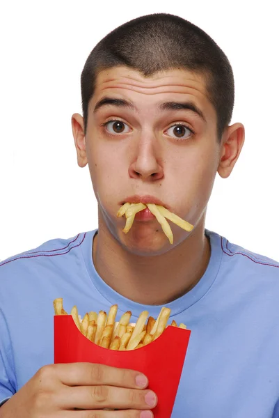 Giovane ragazzo mangiare patatine fritte e ketchup . — Foto Stock