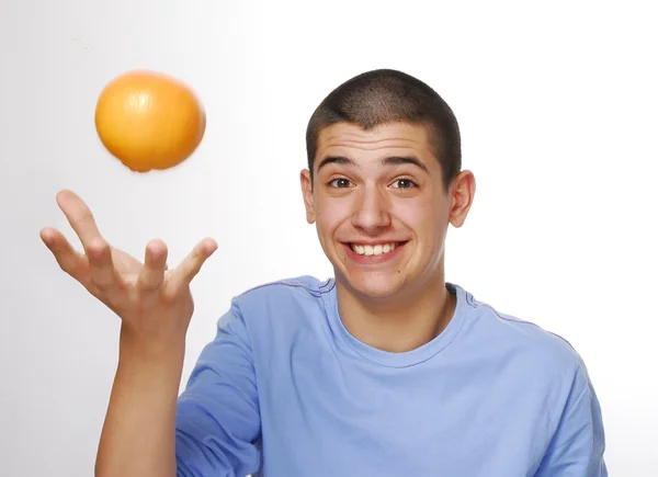 Мальчик держит пару оранжевых — стоковое фото