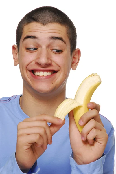 Jovem rapaz descascando uma banana . — Fotografia de Stock