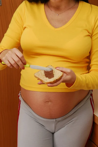 Schwangere isst — Stockfoto