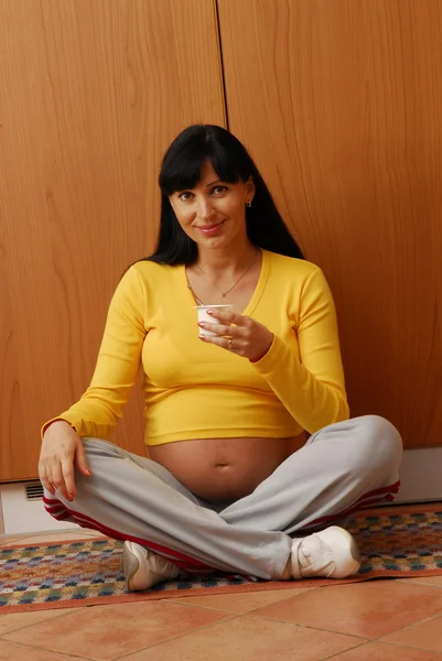 Hamile kadın yemek yiyor. — Stok fotoğraf