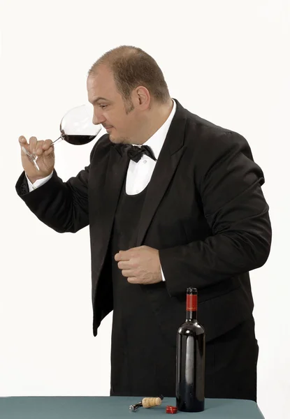 赤ワインのボトルを保持している若手ソムリエ — ストック写真