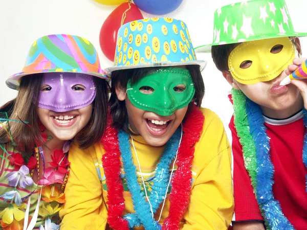 Drei lustige Karnevalskinder, die zusammen Spaß haben. — Stockfoto