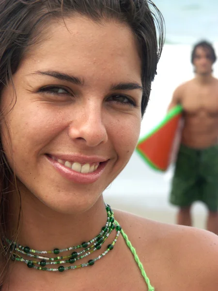 Unga surfare kvinna kommer ut från stranden. — Stockfoto