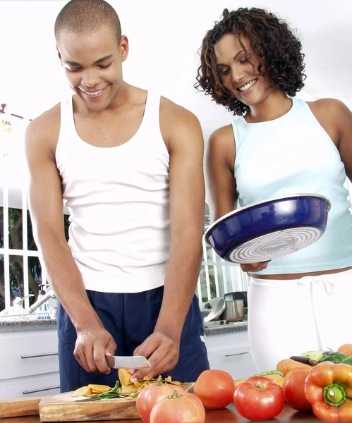 Una pareja afroamericana en una cocina. Latina pareja cocinar . — Foto de Stock