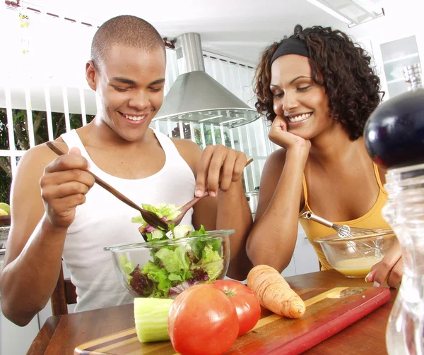 Um casal afro-americano numa cozinha. Casal latino cozinhar . — Fotografia de Stock