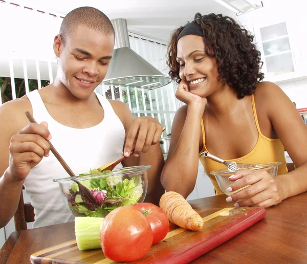 Afro american couple in a kitchen. Latin couple cooking. — Stock Photo, Image