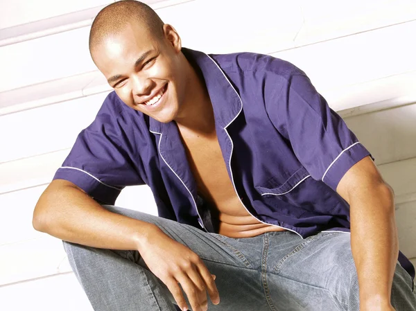 Młody afro american człowiek uśmiechający się — Zdjęcie stockowe
