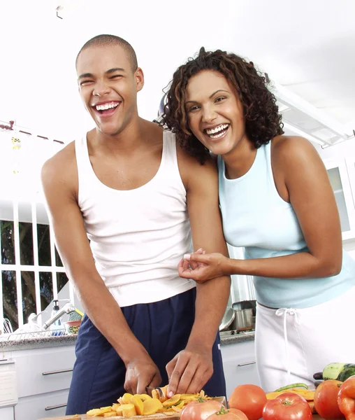 Afro american couple in a kitchen. Latin couple cooking. — Stock Photo, Image