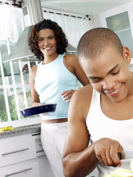 Afro-amerikai házaspár a konyhában. Latin pár főzés. — Stock Fotó