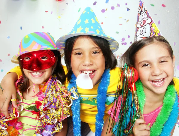 Drie grappige carnaval kinderen portret genieten van samen. — Stockfoto