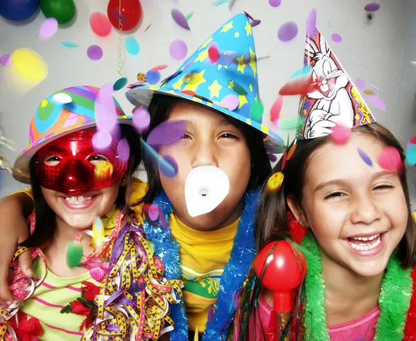 Três engraçado carnaval crianças retrato desfrutando juntos . — Fotografia de Stock