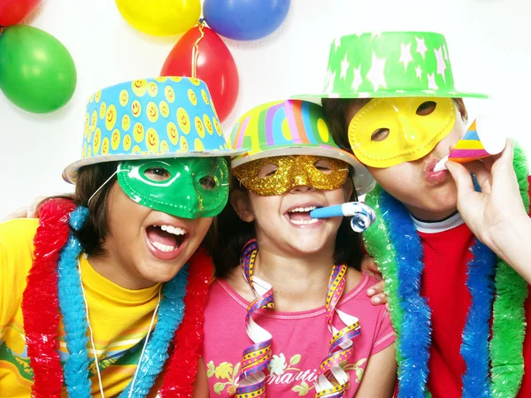Drei lustige Karnevalskinder, die zusammen Spaß haben. — Stockfoto