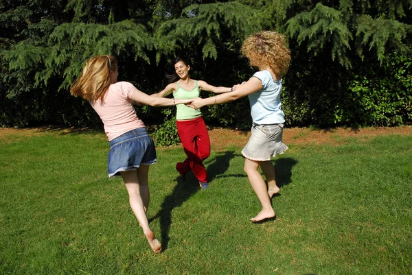 Al aire libre amigas disfrutando juntas . — Foto de Stock