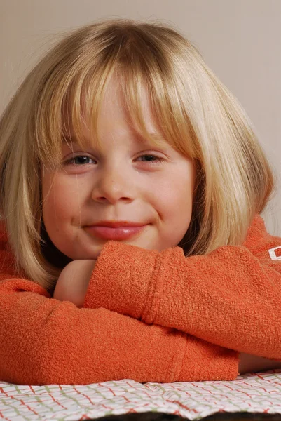 Weinig blond meisje portret. — Stockfoto