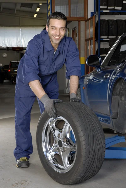 Een jonge man aan het werk in de garage — Stockfoto