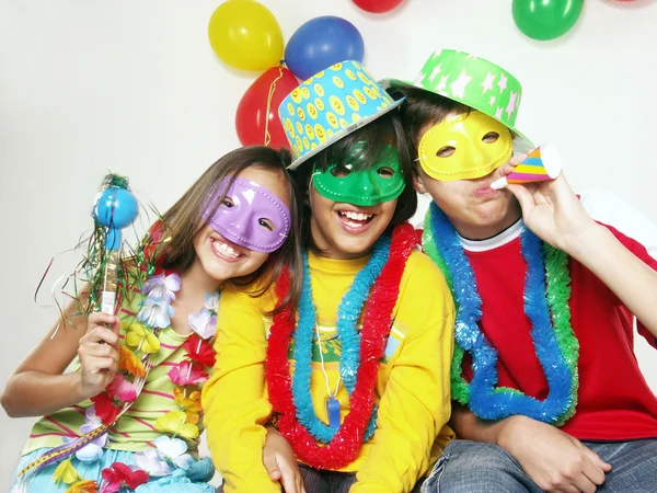 Trois enfants carnaval drôle portrait — Photo