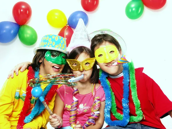 Trois enfants carnaval drôle portrait — Photo