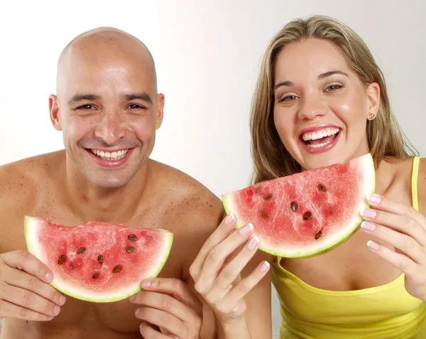 Pareja joven comiendo sandía — Stockfoto