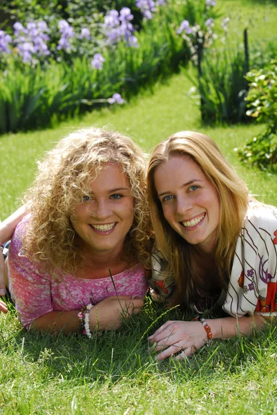 Mujer confiada amiga compartiendo en un jardín.Dos mujeres en la naturaleza . — Foto de Stock