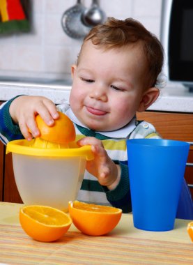 küçük bebek turuncu slices.orange suyu sıkma.