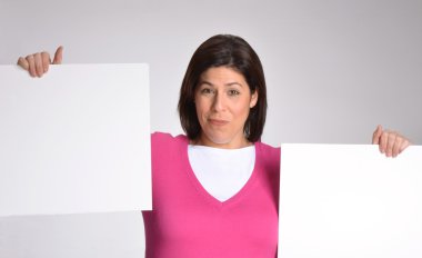 iki beyaz panel tutan şişman kadın diyet.