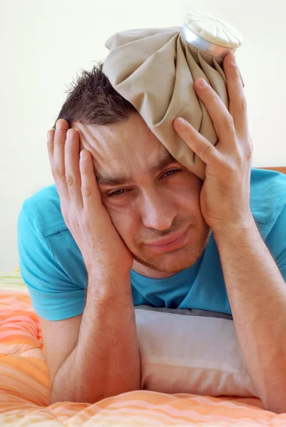 Junger Mann mit einer Tasche vor Kopfschmerzen. — Stockfoto