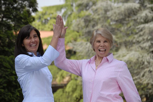 Dos mujeres al aire libre —  Fotos de Stock