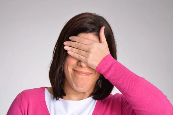 Mujer gorda joven expresiva tocándose la cabeza . —  Fotos de Stock