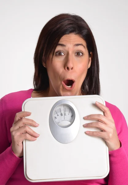 Mujer gorda feliz sosteniendo una báscula de peso . — Foto de Stock