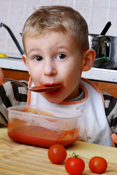 Niño pequeño retrato comiendo — Foto de Stock