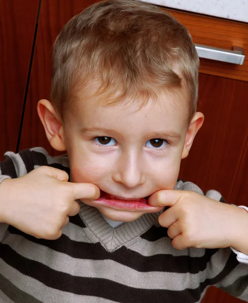 Ausdrucksstarkes und lustiges Kinderporträt — Stockfoto