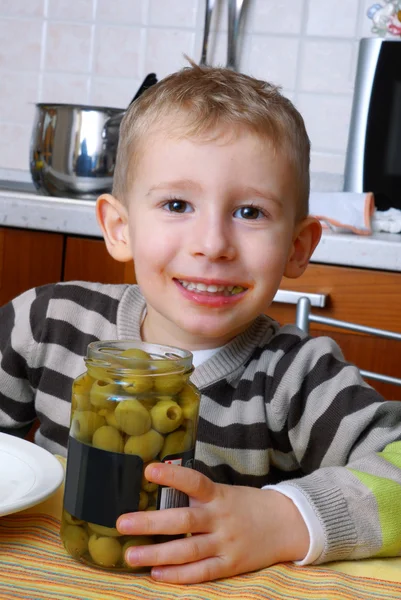 Porträt eines kleinen Kindes, das Oliven isst — Stockfoto