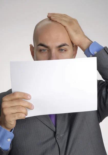 Un hombre de negocios calvo leyendo un documento . — Foto de Stock