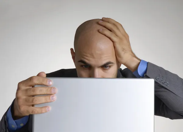 Gestresst en verward kale hoofd man aan het werk op computer. — Stockfoto